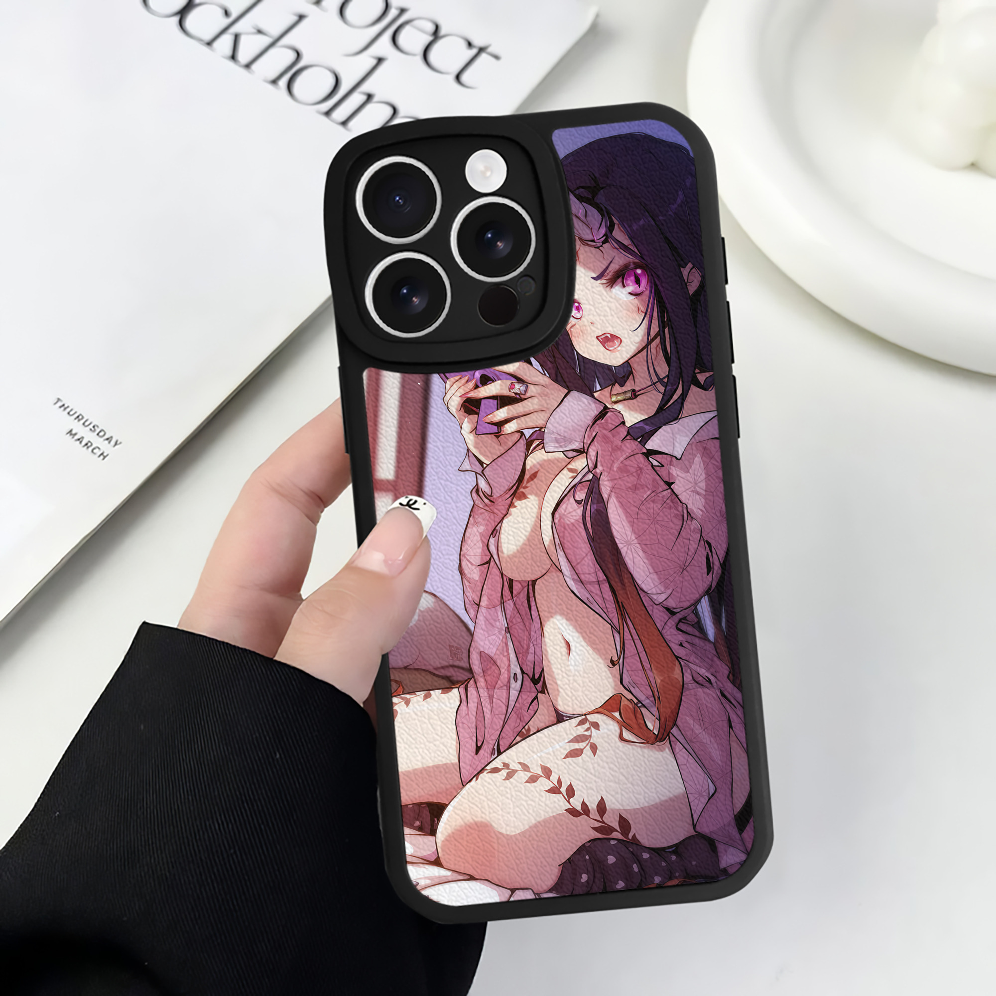 （画像用） 鬼滅の刃（きめつのやいば）竈門 禰󠄀豆子／かまど ねずこ Kamado Nezuko 【iPhone 16シリーズ対応】シリコンスマホケース（レザー調） 材質：シリコン